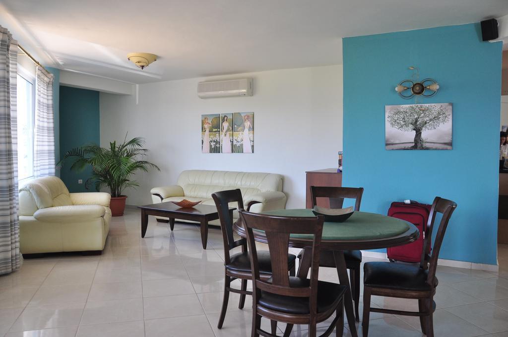 Castri Village Hotel ปาเลกาสตรอน ภายนอก รูปภาพ